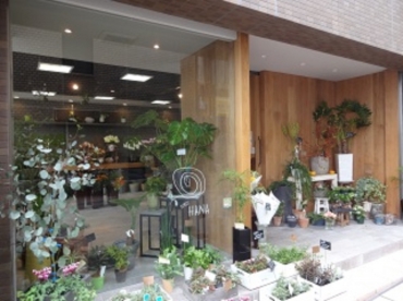 「佳フラワーガーデン」　（奈良県生駒市）の花屋店舗写真1